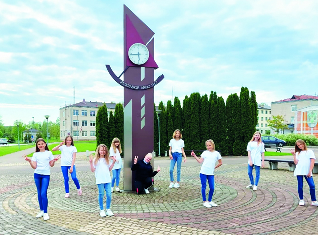 Sudrabā kaltā pirmā pieredze. Deju grupa “Chillyhop” ar skolotāju Sanitu Martiņenko starptautiskā deju konkursā izcīnīja otro vietu.
Autors: no personīgā albuma