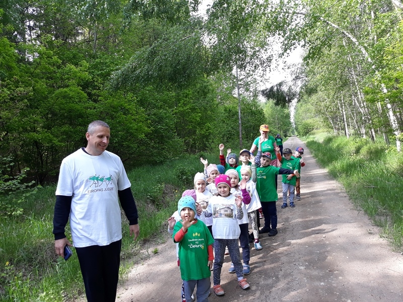 “Ezīši” iesoļo vasarā, piedaloties iniciatīvā “Eiropas jūdze”.
Autors: no www.daudzeva.lv