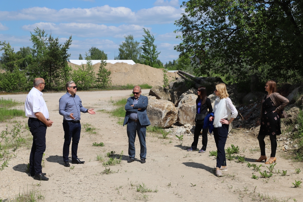 APSKATA TERITORIJU. Valsts vides dienesta ģenerāldirektore Elita Baklāne-Ansberga kopā ar Aizkraukles novada domes vadību, AS “Latvenergo” HES tehnisko direktoru Andri Zēģeli un citām iesaistītajām amatpersonām apskata ar naftas produktiem piesārņoto teritoriju Aizkrauklē, Dzelzceļa ielā 10, lai būtu pilnīga izpratne par vietu, kurā plānoti izpētes un sanācijas darbi.
Autors: Arvis Upītis