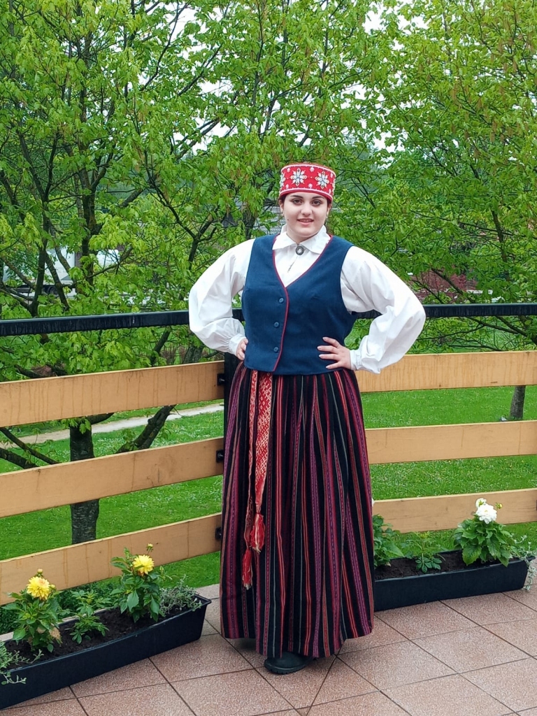 ĪPAŠS BRĪDIS. Ericai līdz šim nav iznācis uzģērbt itāliešu tautastērpu, bet Pļaviņās viņai bija iespēja ietērpties latviešu. Viņa atzina, ka tas bija satraucošs brīdis, un vainags licis justies kā īpašai personai, gluži vai karalienei.
Autors: no Silgas Stučkas albuma