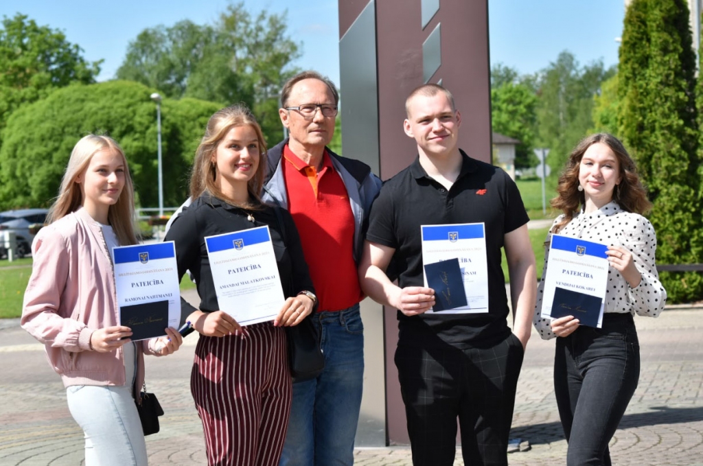 Treneris Mārtiņš Holsts (vidū) lepojas ar audzēkņu sasniegumiem. Attēlā no kreisās — Ramona Nahtmane, Amanda Malatkovska, Leons Viesiņš un Vendija Kokare.
