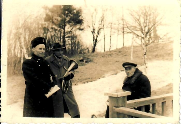 Neretā pie padomju karavīru kapiem (1968. gada foto). Ar mūzikas instrumentu rokās — Neretas stacijas priekšnieks Grīnbergs, sēž Jānis Lapiņš, stāv Švītiņš.
Autors: no Neretas novadpētniecības muzeja krājuma