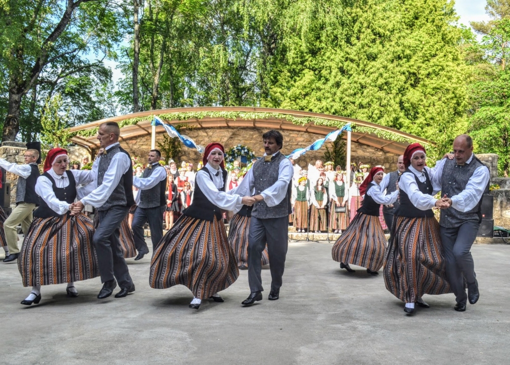Atmodas gaidās. Koncerti šobrīd ir pagātnē un nākotnē. Amatiermākslas kolektīvi gaida iespēju, kad varēs uzstāties un priecēt skatītājus. Foto no Jaunjelgavas novada Tautas mākslas svētkiem 2014. gadā.
Autors: Imants Kaziļuns