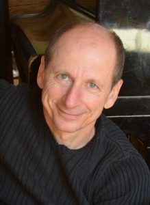 Eduards Grāvītis, XII Latvijas Skolu jaunatnes dziesmu un deju svētku virsdiriģents, Aizkraukles novada vidusskolas jauniešu kora “De Cantare” mākslinieciskais vadītājs, jauktā kora “Aizkraukle” diriģents.