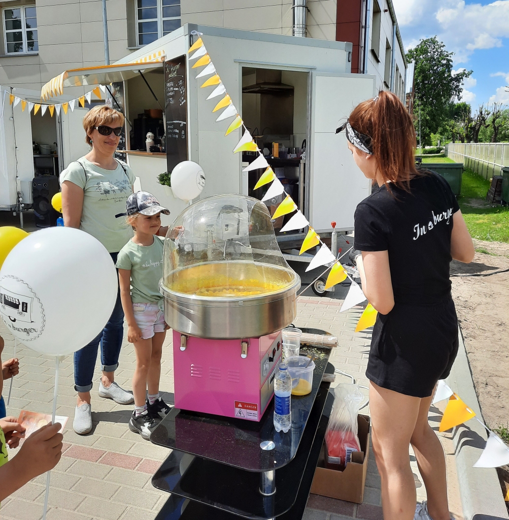 SVĒTKU REIZĒ arī kāds saldumiņš — cukurvate. Jubilejas reizē bērni dāvanā saņēma balonus, un apmeklētāji individuāli varēja piedalīties burgeru ēšanas sacensībās.