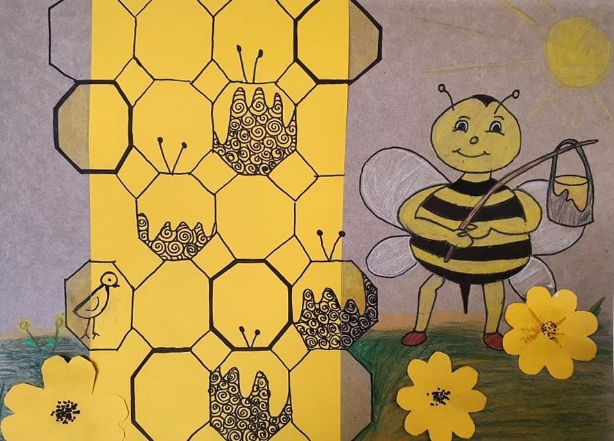 Bērni zīmē pasakas. Pļaviņu Mākslas skolas audzēkņi ar panākumiem piedalījās Bolderājas Mūzikas un mākslas skolas rīkotajā konkursā “Stīgo, radi Bolderājā”. Tā dalībniekiem bija jāveido savi radošie darbi, ilustrējot Imanta Ziedoņa krāsainās pasakas. Konkurss notika attālināti divās kārtās. Pirmajā bērni zīmēja “Zaļo pasaku”, un labākos izvirzīja otrajai kārtai, kurā atainoja jau citu krāsaino pasaku tēmas. Pirmo vietu jaunākajā vecuma grupā (7 — 10 gadi) “Dzeltenās pasakas” ilustrācijā ieguva Markuss Vairovs ar darbu “Bez bitēm, ne kā!”, bet vecākajā grupā (14 — 16 gadi), kurā zīmēja “Zilo pasaku”, trešā vieta Alisei Orlovai par darbu “Tuvumā tu nedrīksti nākt!”. 
Attēlā — Markusa Vairova darbs “Bez bitēm, ne kā!”.
Autors: no Pļaviņu Mākslas skolas