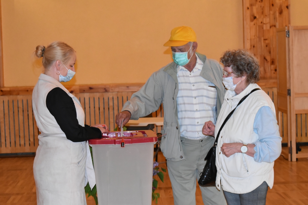 Pilsoņa pienākums izpildīts! Pie vēlēšanu urnas Sandra Rubiķe (no kreisās), savu izvēli veikuši Artūrs un Astrīda Ēvaldi.