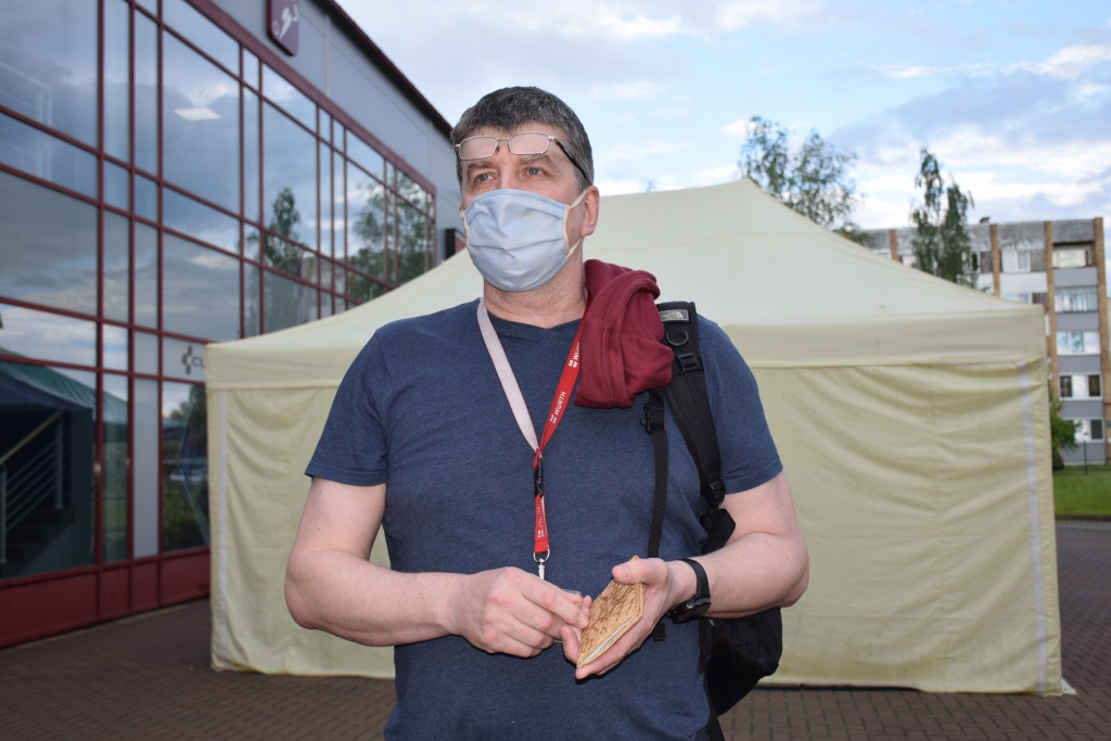 IZVĒLE BIJA VIEGLA. “Izdarīt izvēli man bija viegli. Balsoju gan par vecajiem, gan jaunajiem deputātu kandidātiem — lai būtu pretspēle,” saka Edgars Kukulis no Aizkraukles. “Jābūt pilsoniskai apziņai, vēlēšanās jāpiedalās, jo visiem kopā tālāk jādzīvo. Domāju, ka vēlētāju zemo aktivitāti ietekmē labie laika apstākļi un tas, ka cilvēki ir noguruši no politikas un Covid-19”, tas viss sasummējas.”