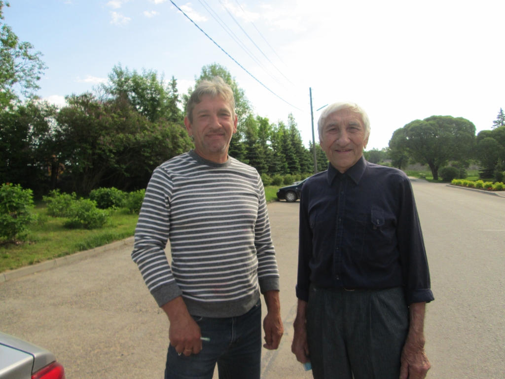 Nobalsojuši. Edgars Arvīds Ādamsons ar dēlu atzīst, ka izvēle nav bijusi pārāk viegla.