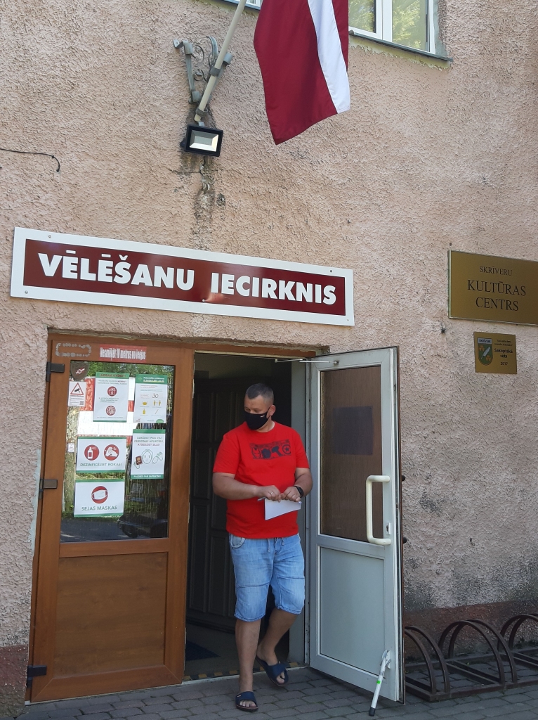 Pie vēlēšanu iecirkņa sastaptie skrīverieši atklāja, ka izvēli, par ko balsot, noteikusi nevis deputātu kandidātu partijas piederība, bet pazīstami cilvēki sarakstos.