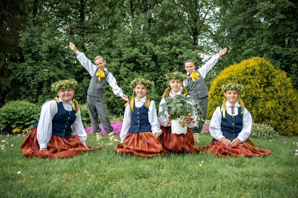 Piedalās e-svētkos. Neretas Jāņa Jaunsudrabiņa vidusskolas deju kolektīvs “Sudrabiņš”.