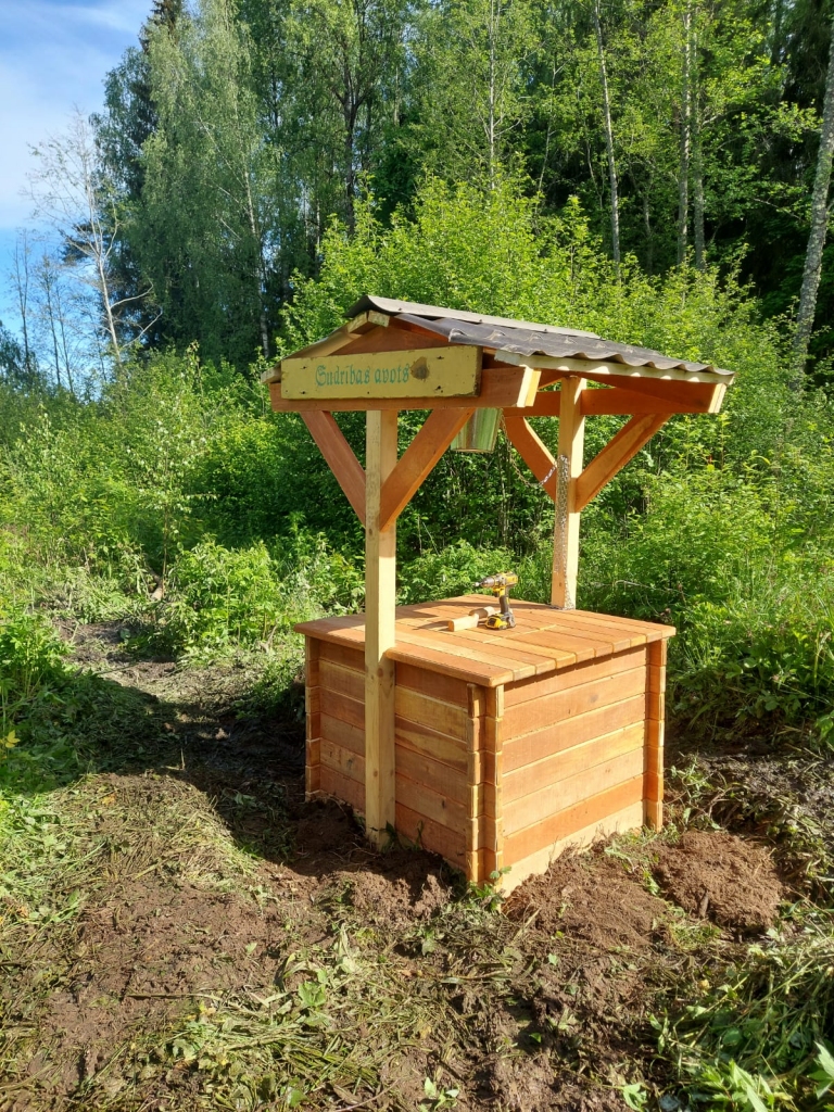 Atdzimšana. Pēc daudzu gadu aizmirstības Sunākstē, Stendera parkā, sakopts Augstas gudrības takas noslēgumā esošais avotiņš.
Autors: no Stendera biedrības