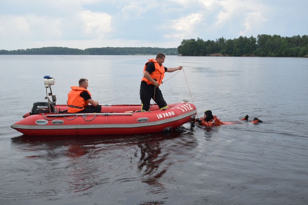 TRENĒJAS CILVĒKU GLĀBŠANĀ. Aizkraukles daļas ugunsdzēsēji glābēji Artūrs Reidzāns (no kreisās) un Jānis Sakss Daugavas akvatorijā nostiprina iemaņas glābšanā uz ūdens — pie glābšanas riņķa pieķēries ugunsdzēsējs glābējs Edijs Rudbāržs, un viņi kolēģi auklā velk uz laivas pusi.