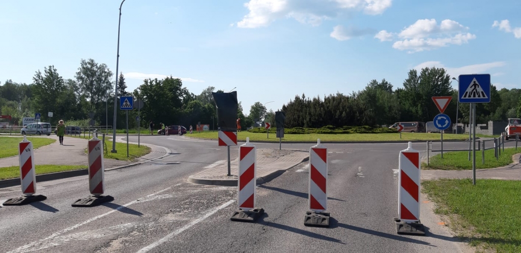 Neērtības braucējiem. Sakarā ar rotācijas apļa remontu pie lielveikala 