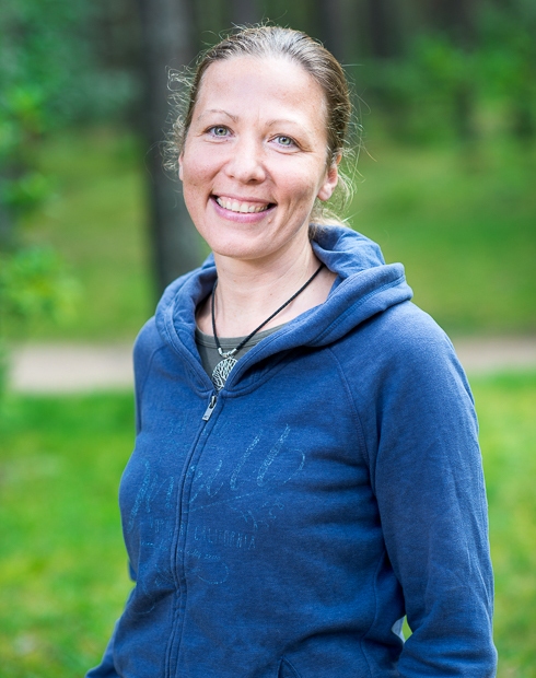 Latvijas Dabas fonda padomes locekle Inga Račinska visvairāk satraucas par to, kas Latvijā notiek ar dabiskajām pļavām, — tās izzūd, jo vai nu aizaug ar krūmiem un kokiem (mežu), vai arī lauksaimnieki tās uzar un pārvērš par aramzemēm.
Autors: no Latvijas Dabas fonda