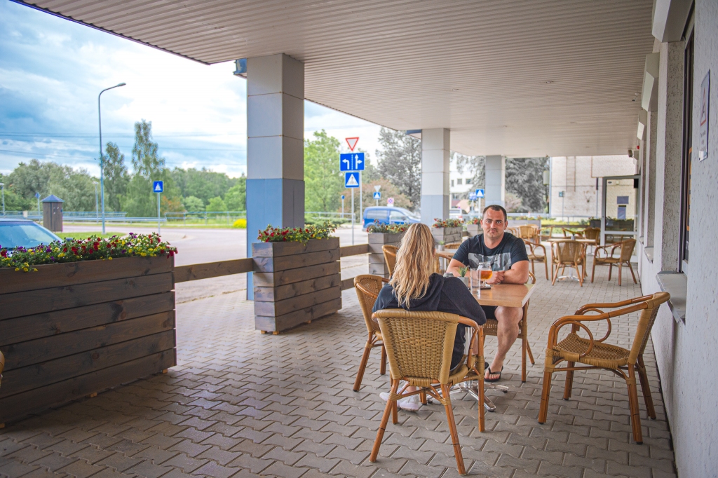 Terases Aizkrauklē nav pārpildītas. Nedēļas nogalē dzērienu svaigā gaisā baudīja retais.