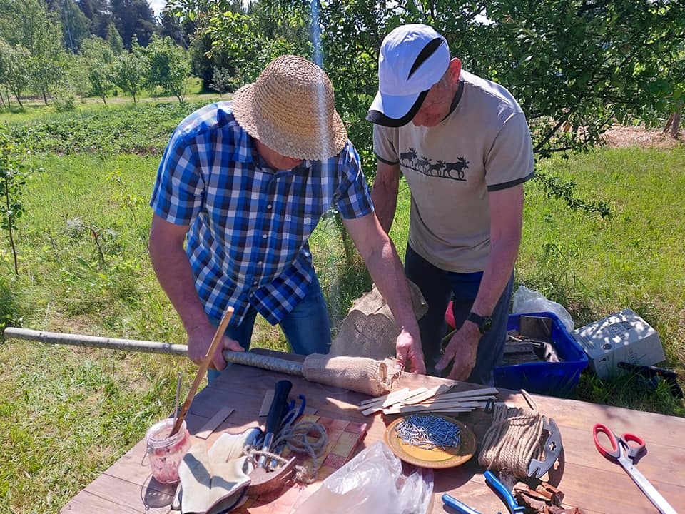 Jāņu nakts burvību gaidot, pilnveido iemaņas. Kokneses Radošajā mājā aizvadītas biedrības “Baltaine” darbīgo ļaužu organizētās Jāņu mācības, kurās pina vainagus, gatavoja lāpas, sēja sieru, skandināja līgodziesmas un mācījās Jāņu rotaļas. Biedrība Jāņu mācības organizē kopš 2005. gada. Līgosvētki nav iedomājami bez kupla ziedu vainaga galvā, siera galdā un tradicionālajām svētku izdarībām un dziesmām. Svētku nianses apguva pāris desmiti interesentu. “Cilvēkus visvairāk interesē vainagu pīšana, lāpu gatavošana un siera siešana, tās arī ir būtiskākās iemaņas svētku svinēšanai, kas visvairāk saistās ar Jāņu nakts burvību,” stāsta Inguna Žogota, biedrības “Baltaine” vadītāja. Lāpas var darināt vairākos veidos. Biedrība ik gadu cenšas aicināt citu lāpu meistaru, lai pasākuma apmeklētājiem piedāvātu dažādību. Pasākuma apmeklētāji bija aicināti paši savākt lauku puķes un zālītes svētku vainagam. “Katrai sievai un meitai ziedi vainagam jāvāc pašai, tāpat arī ozola zari vīra vai drauga vainagam jāsagādā patstāvīgi. Kādas jāņuzāles pīt vainagā, ir katra paša ziņā,” atgādina Inguna Žogota.
Autors: no biedrības “Baltaine”