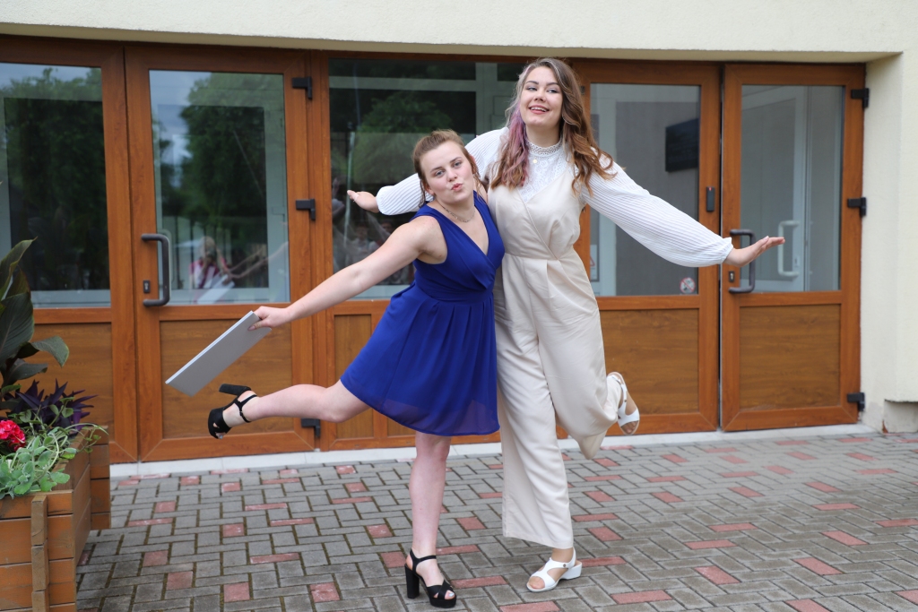 JĀLIDO TĀLĀK! “Izlaidumu ļoti gaidījām! Lai arī neierastos apstākļos, tas tomēr notika!” saka Andreja Upīša Skrīveru vidusskolas 12. klases absolvente Valentīna Fedotovska (no kreisās). Savu nākotni viņa plāno saistīt ar veterinārmedicīnu Latvijas Lauksaimniecības universitātē. Šajā augstskolā plāno studēt arī Evija Mārtiņa, kurai par ļoti labiem rezultātiem valsts zinātniski pētniecisko darbu konkursā ir jau nodrošināta budžeta vieta. Par labiem mācību sasniegumiem un aktīvu sabiedrisko darbu viņa ir saņēmusi arī Simtgades stipendiju.
Autors: Elita Brovacka