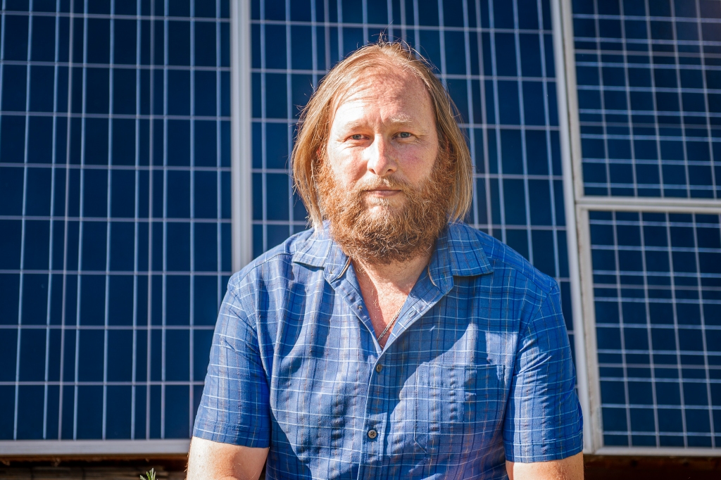 Edmunds ar vikingu bārdu. Vasarnīcā Jelgavas pusē ar saules paneļiem fonā.
Autors: no Edmunda albuma