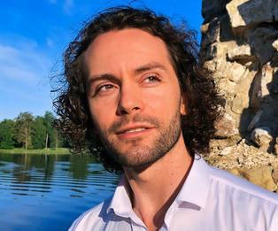 Līgosvētku gaidās Ainars Bumbieris iedziedājis Raimonda Paula komponēto patriotisko dziesmu   “Tautas acis”.