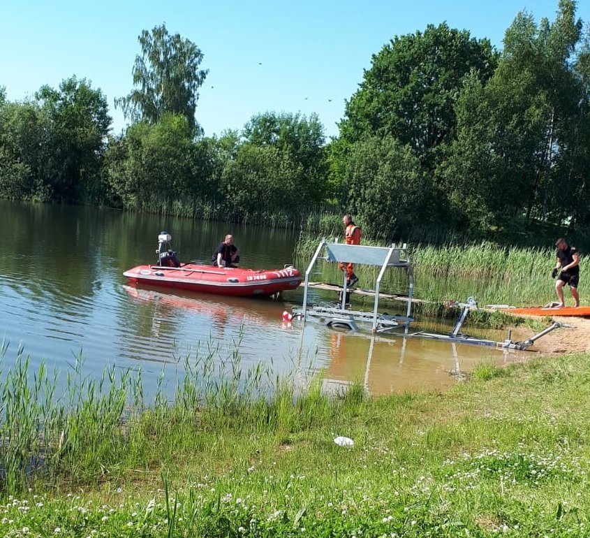 Ugunsdzēsēji glābēji noslīkušo vīrieti atrada un nogādāja krastā.
Autors: aculiecinieka