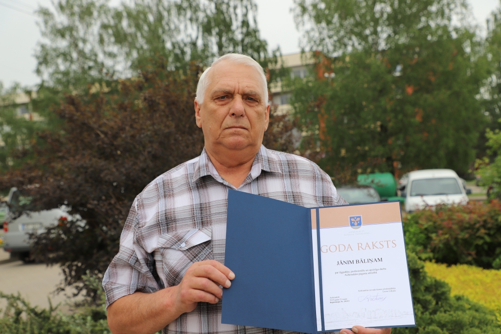 Jānis Bāliņš labi pārraudzīja visu pagastu kopumā, bija atbildīgs un ieinteresēts. Kā tāds īsts Brīviņu saimnieks! — tā Aizkraukles pagasta galveno Jāni raksturo Aizkraukles novada domes priekšsēdētājs Leons Līdums.
Autors: no “Staburaga” arhīva