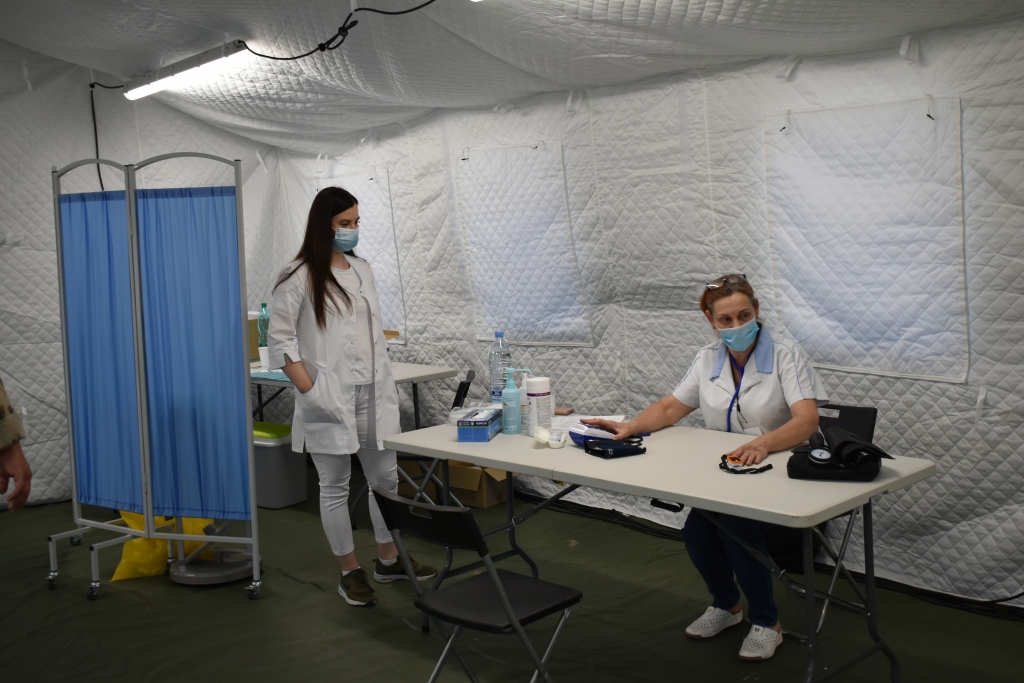 Jēkabpils reģionālās slimnīcas darbinieces Liene (no kreisās) un Dagnija izbraukuma vakcinācijā Aizkrauklē.