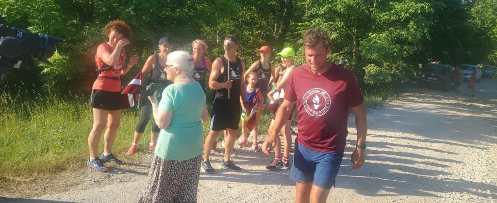 Gaismas ceļa skrējēji pa ceļam apmeklēja arī Jāņa Jaunsudrabiņa muzeju “Riekstiņos” Neretā.
Autors: no Ž. Miezītes albuma