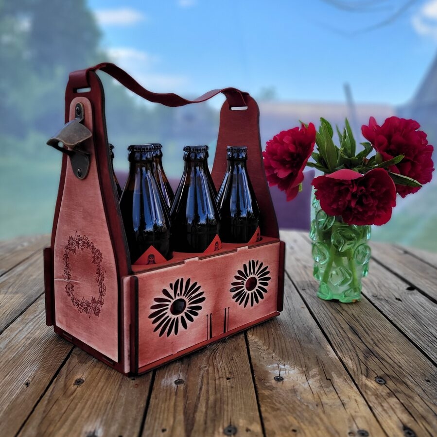 Skrīveriešu Ilzes un Ivara Girgensonu izgatavotās alus kastes var dāvināt gan Līgām, gan Jāņiem.
Autors: no ekka.lv