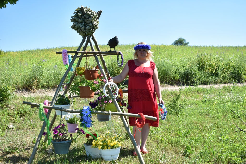 Šodien Mudīti varēs sastapt Skrīveros, laukumā pie “Klidziņas”, kur viņa piedāvā gan dabīgo, gan mākslīgo ziedu vainagus.