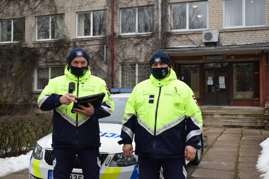 vajag vēl. Jauni formastērpi mums jau ir, vēl vajadzētu katram savu dronu, lai pārkāpējus varētu ķert no gaisa — prāto Rimants Masiulis (no kreisās) un Gundars Linmeijers.
Ticējums. Jāņu naktī paparde ziedot zelta ziediem. Kam to palaimējas redzēt, tam  vēlēšanās piepildoties.