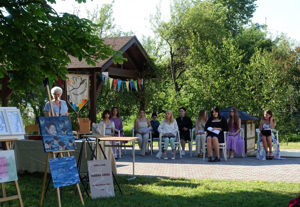 Šogad Pļaviņu Mākslas skolu absolvēja desmit audzēkņu. Kopumā 15 gadu laikā to beiguši 103 jaunie mākslinieki.
Autors: no skolas albuma