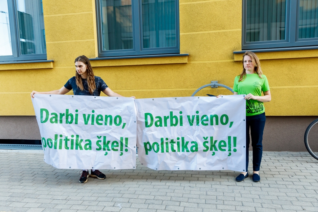 Publicitātes foto no prasības iesniegšanas VARAM