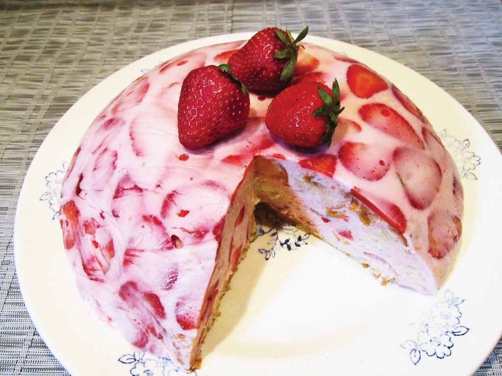 Jogurta kūka “Zemeņu lauks”.