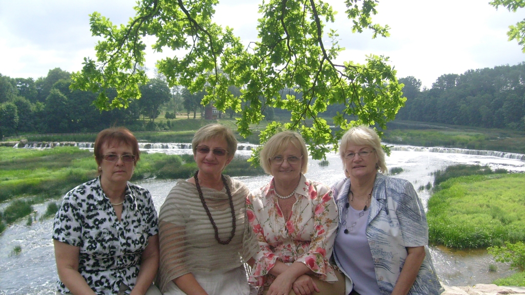 BENITAS TIEKAS Kuldīgā. Otrā no labās — Benita Malatkovska.
Autors: no personīgā albuma