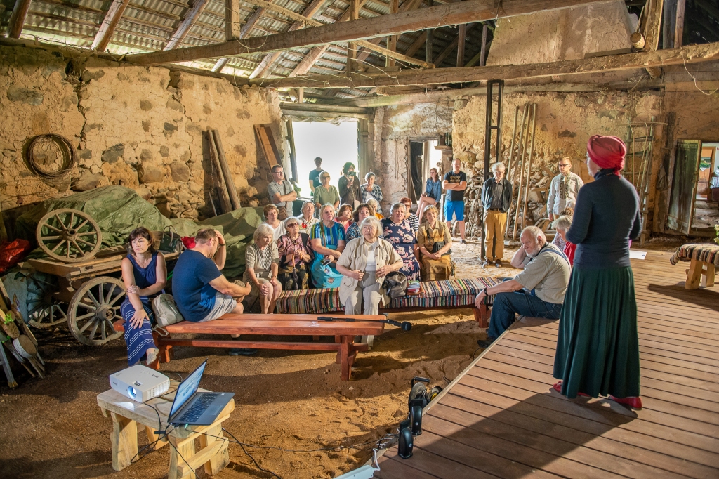 Brīdis pārdomām. Pirms izteikt savu ideju par Sēlijas ģerboni, sanākušie uz videolekciju pulcējās kroga stadulā.