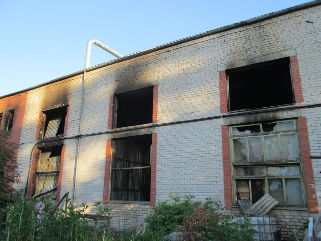 RAŽOŠANU TURPINĀS. Ugunsgrēkā cietusi SIA “BALTPAL” Kokneses struktūrvienības ēka, tomēr jumts ir saglābts un pēc dažām dienām uzņēmumā atkal pilnvērtīgi varēs atsākt koka palešu rāmju ražošanu.
Autors: Ināra Sudare