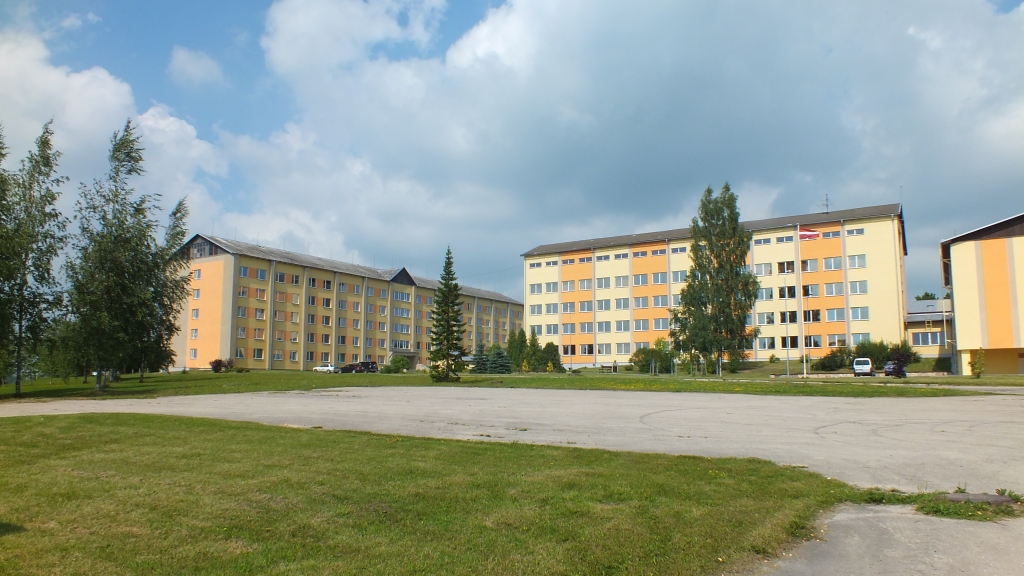 Kokneses novada dome lēma nodot Latvijas Sarkanajam Krustam bezatlīdzības lietošanā bijušā Vecbebru tehnikuma mācību korpusa ēku un dienesta viesnīcu daudzfunkcionālā sociālo pakalpojumu centra izveidei, taču nu lēmums atcelts.
Autors: no “Staburaga” arhīva