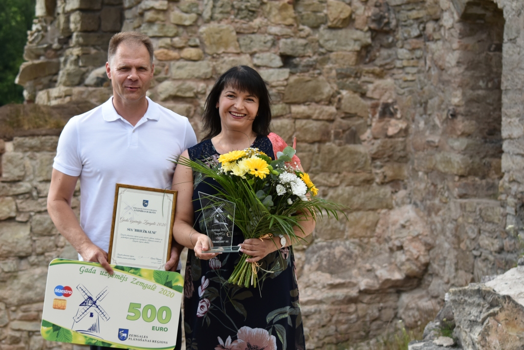 Kokneses pilsētas svētku laikā tika godināts arī “Gada uzņēmējs Zemgalē 2020” un pasniegts Zemgales Plānošanas reģiona atzinības raksts un naudas balva uzņēmējam, kas izvirzīts no Kokneses novada, — SIA “Biežkalni”. Tradicionāli šis pasākums norisinājās Rundāles pilī, taču, tā kā plānotais sarīkojums novembrī nenotika, balvu koknesieši simboliski savējiem pasniedza savā pilī — Kokneses pilsdrupās. SIA “Briežkalni” pastāv jau 28 gadus. Sākumā tās darbības veids bija graudkopība, bet nu jau daudzus gadus tas nodarbojas ar starptautiskiem kravu pārvadājumiem. Tas kļuvis par pirmo uzņēmumu Latvijā, kas piedāvā papīra ruļļu pārvadāšanu ar “joloda”  sistēmām. “Mūsu novada lepnums ir darbīgi uzņēmēji, kuri, spītējot grūtībām, virzās uz priekšu un droši raugās nākotnē. Uzņēmums ir pierādījis savu stabilitāti un konkurētspēju, turpina aktīvi darboties un attīstīties. Ģimenes biznesā iesaistīta visa ģimene vairākās paaudzēs,” sacīja Sarmīte Rode. Apbalvojumu saņēma uzņēmuma īpašnieks Armands Briedis ar kundzi Sanitu.