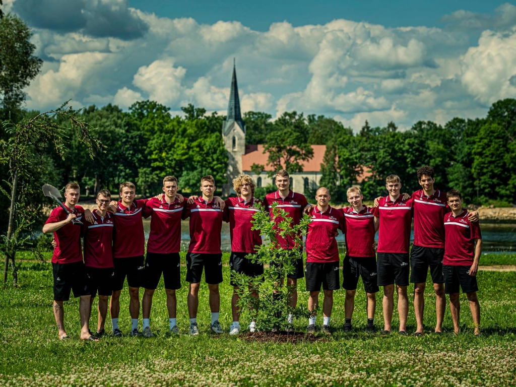 Stipri kā ozoli. Latvijas U19 basketbola izlase, pa ceļam uz Daugavpili, kurp pagājušajā nedēļā devās aizvadīt Pasaules kausa izcīņas apakšgrupas spēli, piestāja Likteņdārzā Koknesē. Likteņdārzā puiši iestādīja ozolu — Latvijas spēka un varenības simbolu. Izlases komanda pateicās par sirsnīgo uzņemšanu.
Autors: no Latvijas Basketbola savienības