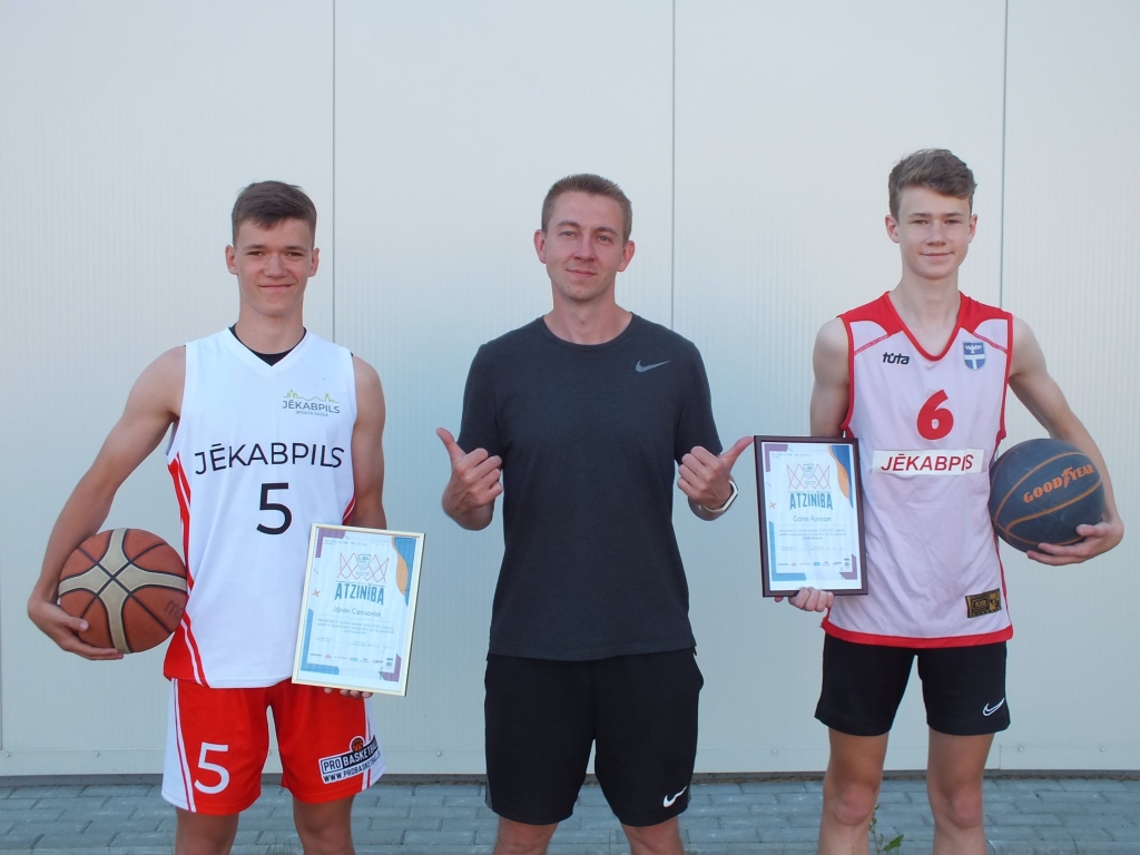 Godam pelnīts atzinības raksts! Jaunjelgavietis Jānis Censonis (no kreisās), treneris Artūrs Elksnītis un Gatis Puriņš.
Autors: no personīgā albuma