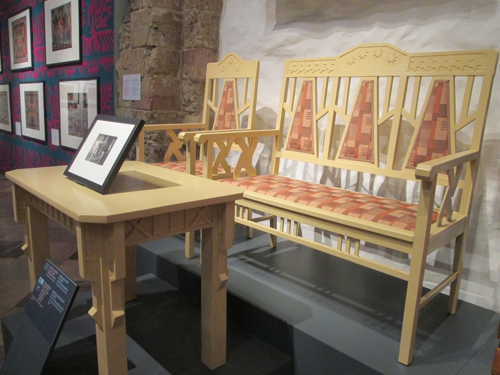 Dārza mēbeļu komplekts, kurš tapis 20. gadsimta 30. gados. Tā izgatavošanā izmantots bērza koks.