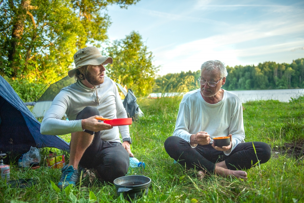 Vakariņas Daugavas krastā. Kārlis Bardelis (no kreisās) un Jevgēnijs Blažēvičs.