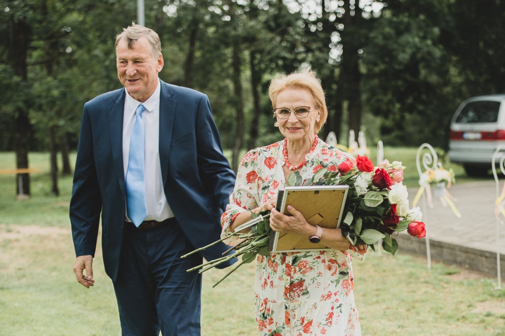 Par ilggadēju, profesionālu ieguldījumu un mērķtiecīgu darbu izglītības procesa vadībā un attīstībā atzinības rakstu saņēma  bijusī novada vidusskolas direktore Laima Grebska. Attēlā —  kopā ar  Mazzalves pamatskolas direktoru un līdzšinējo novada domes priekšsēdētāja vietnieku Aivaru Miezīti.