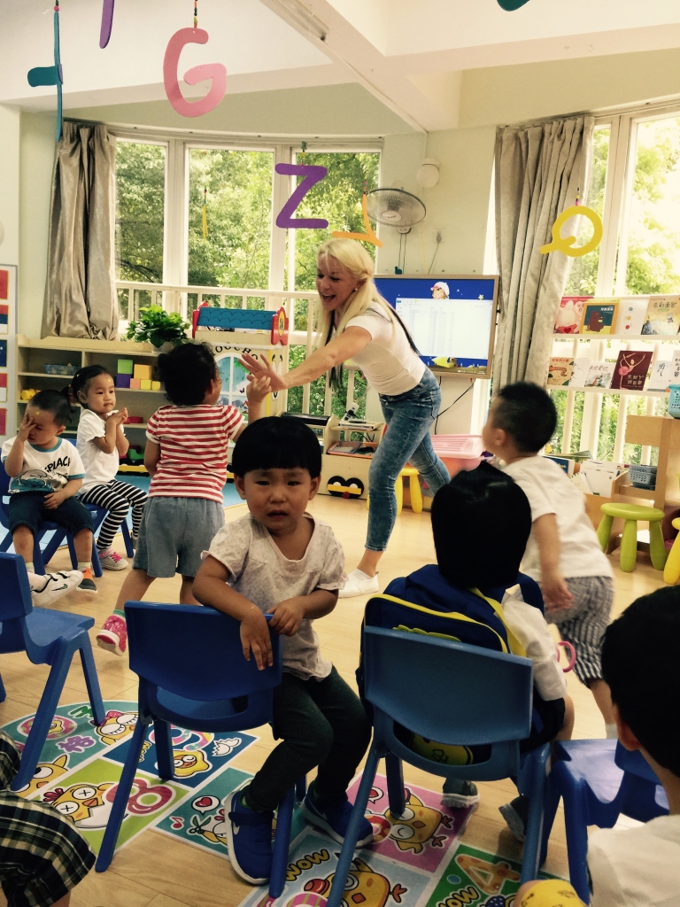 Skolotājas lomā. Madara Šanhajā singapūriešu bērniem mācīja angļu valodu.
Autors: no Madaras albuma