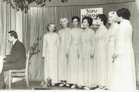 MRS klubiņā, godinot Daudzevas apvienotā ceha un krautuves strādniekus. Pie klavierēm Juris Naglis. Ansamblī dzied (no kreisās) Līvija Puļča (Morozova), Rita Strautniece, Aina Petzāle (Prostakova), Elmīra Petzāle (Matule), Aina Vilcāne (Gasiņa), Aisma Lazdāne,  Gvidālija Bulmeistare.