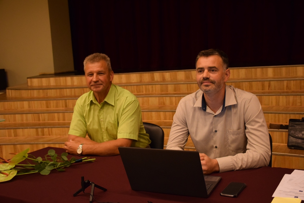 JAUNI AMATI. Aizkraukles novada pašvaldības jaunais izpilddirektors Uldis Riekstiņš (no kreisās) un viņa vietnieks Kaspars Sniedzītis ir gatavi turpmāk strādāt kopā. Uldis Riekstiņš iepriekš divarpus gadus bija Skrīveru novada pašvaldības izpilddirektors, bet Kaspars Sniedzītis līdzšinējos četrus gadus strādāja Aizkraukles novada izpilddirektora amatā.