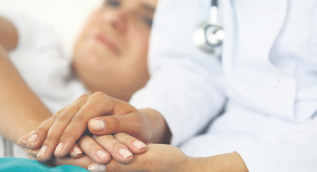 Atklājot ļaundabīgu audzēju, svarīga ir ne tikai pacienta medicīniskā aprūpe, bet arī emocionāls atbalsts. Palīdzība nepieciešama arī viņa ģimenei un citiem iesaistītajiem cilvēkiem.
Autors: no Blog.johnsonmemorial.org