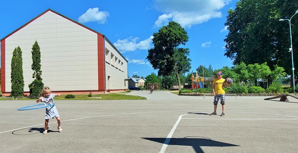 Spēles brīvā dabā. Arī vasarā var interesanti pavadīt laiku, apmeklējot Pļaviņu sākumskolas vecuma bērnu rotaļu un attīstības centru “Pepija”. Ievērojot epidemioloģiskos drošības pasākumus, tikties aicina ārā centra pagalmā, kur iespējams iesaistīties dažādās nodarbībās un spēlēt spēles — badmintonu, Ogo sportu, novusu, strītbolu, futbolu un citas. Bērniem notiek arī dažādas jautras izturības sacensības — lēkšanā ar lecamauklu, riņķa griešanā, kā arī ir iespēja zīmēt, krāsot un veidot radošajās darbnīcās.
Autors: no centra “Pepija”