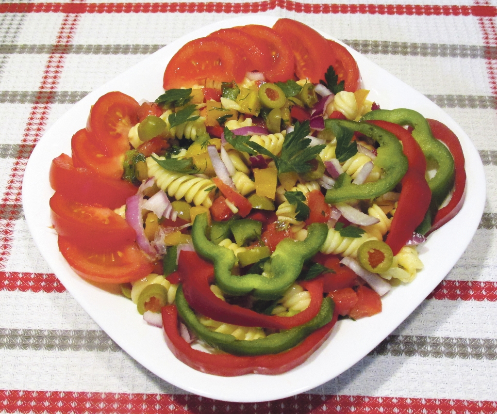 Makaronu salāti ar dārzeņiem.